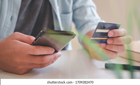 asiatische junge Unternehmer, die Kreditkarte besitzen und Smartphone-Online-Shopping-Website benutzen, Artikel, Blog.Easy E-Commerce Website Shop Online by Smartphone.Online-Shopping-Konzept