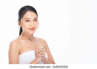 Asian Young woman got perfect face and skin. Posting as a model like rested her chin in the hand. Bare shoulders can shows her flawless skin clearly.Looking through the camera make her more attractive