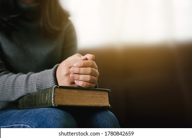 Asiatische junge Frau betet mit bibeligem Verhältnis zu Gott zu Hause