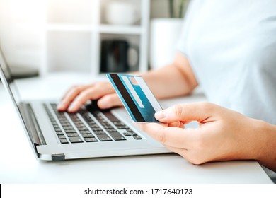 Asiatische junge Frau, die im Internet surfen und surfen mit Laptop mit Kreditkarte-Online-Shopping-Konzept