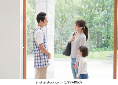 Asinan Nursery Teacher Talking With The Mother And Girl