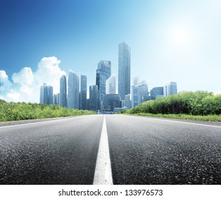 Асфальтовая дорога и современный город