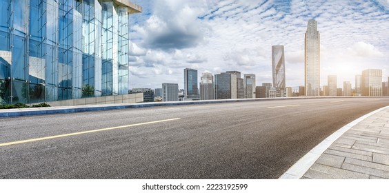 Carretera asfaltada y el moderno horizonte de la ciudad con edificios en Ningbo, provincia de Zhejiang, China. Nuevo pueblo al este de Ningbo, es el centro económico, cultural y comercial de la ciudad de Ningbo.