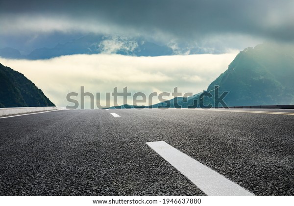 Asphalt road and\
mountain natural\
scenery.