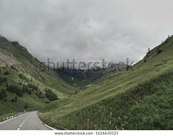 Asphalt road in mounts. Road to the mountains.\
Alpen road. Asphalt road in\
mountains.