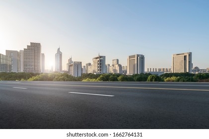 Асфальтовая дорога и городской архитектурный ландшафт Нинбо
