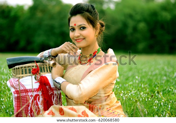 Assamese Girl Traditional Attire During Bihu Foto Stock 620068580