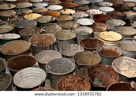 Foto Bild viele teil bunte Eimer aus Blech auf dem Flohmarkt