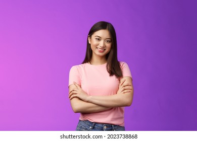 Assertive good-looking female entrepreneur young girl starting own business, feel encouraged, confidently smiling, cross arms chest, talking llively friends, stand purple background joyful