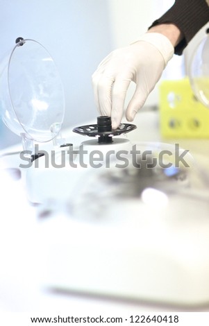 Assistent working with DNA