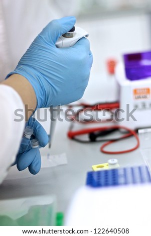 Assistent working with DNA samples in lab