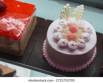 Pasteles surtidos en una