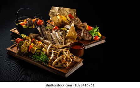 Assorted Delicious Grilled Meat With Vegetable. Mixed Grilled Bbq Meat With Vegetables. Mixed Grilled Meat On Wooden Platter. Copyspace.