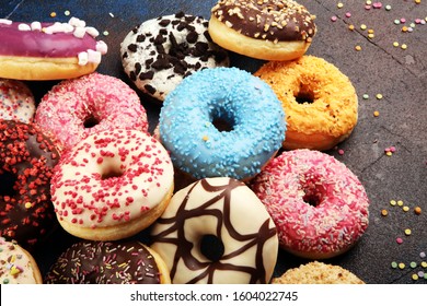 ドーナツパストリー 甘くカラフルなドーナツケーキを箱に入れ トップビューのフラットなレイシーン写真素材 Shutterstock
