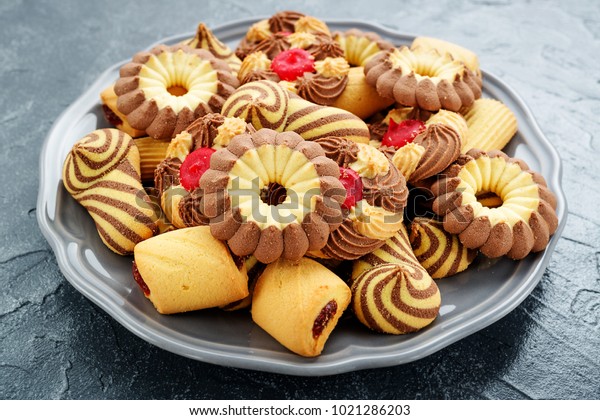 "Coucou" les filles Assorted-shortbread-cookie-on-plate-600w-1021286203