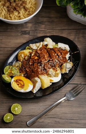 Assorted steamed snack such as cabbage, shumay, tofu, potato, and boiled egg. It is more delcious when eaten with peanut and soy sauce.