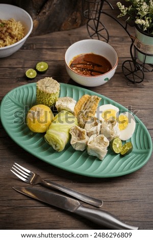 Assorted steamed snack such as cabbage, shumay, tofu, potato, and boiled egg. It is more delcious when eaten with peanut and soy sauce.