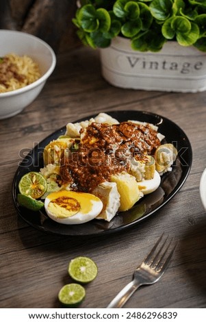 Assorted steamed snack such as cabbage, shumay, tofu, potato, and boiled egg. It is more delcious when eaten with peanut and soy sauce.