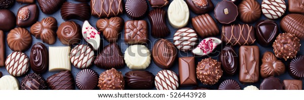 İnce çikolata şekerler çeşitleri, beyaz, koyu Stok Fotoğrafı (Şimdi