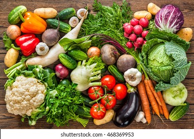 Auswahl des frischen Gemüses auf Holzhintergrund