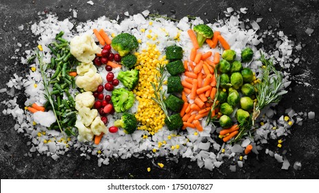 Variedad de verduras congeladas en hielo. Reservas de alimentos. Vista superior. Espacio libre para tu texto.
