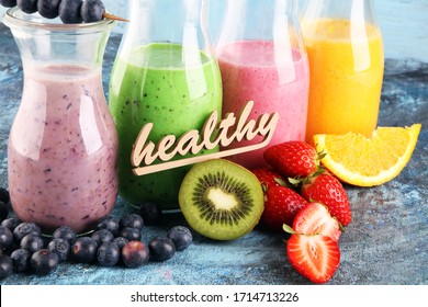 Assortiment de smoothies de fruits dans des bouteilles en verre. Des ingrédients Smoothie organiques frais. Les smoothies pour la santé ou le concept de nourriture diététique détox.