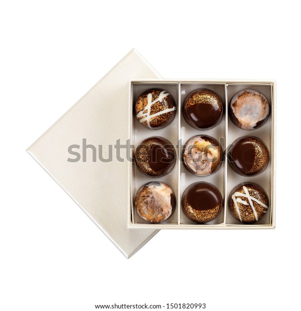 白い背景に白い箱に高級チョコボンボンの詰め合わせ 金色の手作りのお菓子セット スペースのコピー の写真素材 今すぐ編集