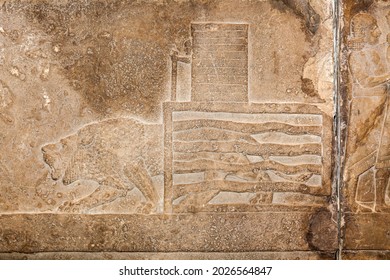 Un sculpteur assyrien d'environ 645 avant J.C. de Nineveh . D'une chasse au lion dans l'arène où le lion est conduit vers le roi qui les tue.