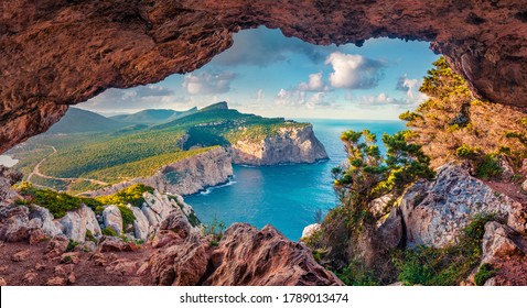 Erstaunliche Sommersicht auf das Caccia-Kap von der kleinen Höhle in der Klippe. Fantastische Morgenlandschaft von Sardinien, Italien, Europa. Luftbild im Mittelmeer. Schönheit des Naturkonzepts Hintergrund.