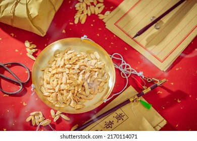 Astragalus, an ancient traditional Chinese herbal medicine, is placed on the weighing pan，