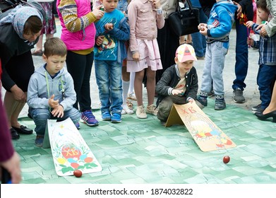 Astrakhan, Russia - 05.08.2016: Egg Rolling, Or An Easter Egg Roll Is A Traditional Game Played With Eggs At Easter