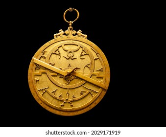 L'astrolabe, instrument utilisé pour effectuer des mesures astronomiques, typiquement des altitudes des corps célestes, et pour le calcul de la latitude, avant le développement du sextant.
