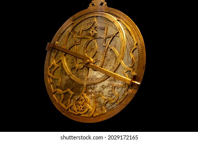L'astrolabe, instrument utilisé pour effectuer des mesures astronomiques, typiquement des altitudes des corps célestes, et pour le calcul de la latitude, avant le développement du sextant.