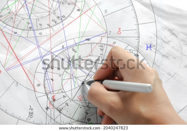 Astrology. Astrologer calculates a natal
chart and makes a forecast of fate. Astrological forecast,
mysticism, science. Astrological
background.
