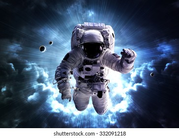 Un astronauta flota sobre