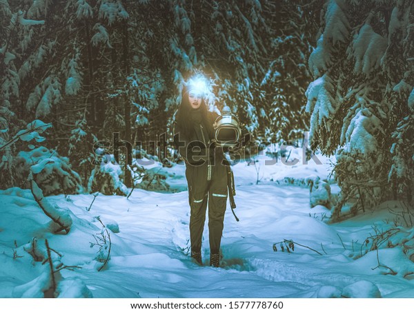 紫色の見知らぬ道 冬の風景 謎の妖精の森 背景に神秘的な雰囲気 雪の多い幻想的な森 ダークファンタジーの壁紙 ネオン色の怖い雰囲気 霧の中の妖精の森 の写真素材 今すぐ編集