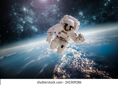 Астронавт в космическом пространстве на фоне планеты Земля. Элементы этого изображения, оформленные НАСА.