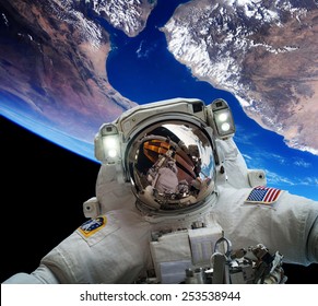 Astronaut In Outer Space Against The Backdrop Of The Planet Earth. Elements Of This Image Furnished By NASA.