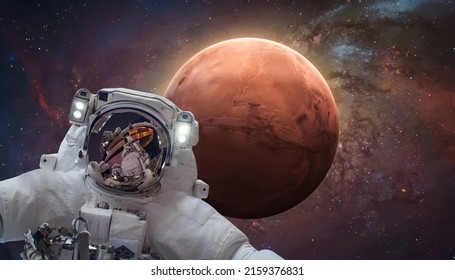 Astronaut In Space Near Mars Red Planet. Artemis Moon To Mars Space Program. Elements Of This Image Furnished By NASA