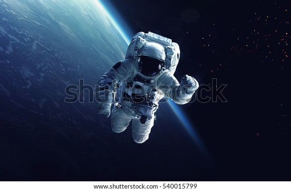 太空行道的宇航員宇宙藝術 科幻壁紙 美麗的深空 宇宙中有數十億個星系這個圖像的元素由美國航空航天局提供庫存照片