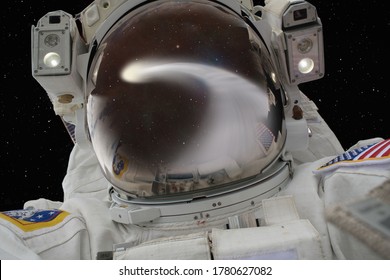 Un astronaute regardant Neowise Comet sur l'espace en arrière-plan "Éléments de cette image meublée par la NASA "Éléments de cette image meublée par la NASA
