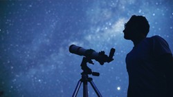 Astronome Avec Un Télescope Qui Observe Les étoiles Et La Lune. Mon Travail D'astronomie.