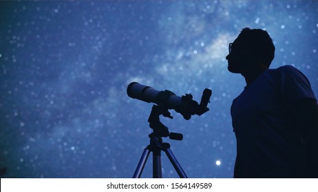 Astrônomo com um telescópio observando as estrelas e a lua. Meu trabalho de astronomia.