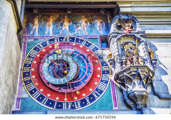 スイス ベルンの古い都市中心部 クラムガッセ通りの中世のザイトグロッジ時計塔にある天文時計 の写真素材 今すぐ編集