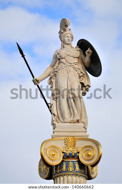 古代ギリシャの英雄的な努力と知恵の女神アテナ この像はギリシャ アテネ アカデミーの正面の入り口にあります の写真素材 今すぐ編集