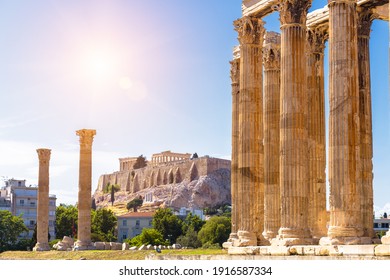 Akropolis, Atina, Yunanistan bakan Zeus tapınağı. Bunlar Atina'nın ünlü simgeleridir. Antik Yunan kalıntılarının güneşli görünümü, Atina şehir merkezinde klasik binanın büyük sütunları. Seyahat konsepti.