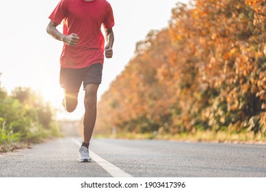 Athlete Läufer Füße laufen auf der Straße, Jogging-Konzept im Freien. Mann, der für Sport kandidiert.