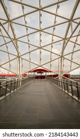 Atlanta, GA, US, July 21, 2022: View From Sky Walk At The Hartsfield Jackson Atlanta International Airport. There Are Many Parking Areas At The South And North Domes That Help Cars To Drop Passengers