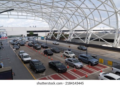 Atlanta, GA, US, July 21, 2022: View From Sky Walk At The Hartsfield Jackson Atlanta International Airport. There Are Many Parking Areas At The South And North Domes That Help Cars To Drop Passengers