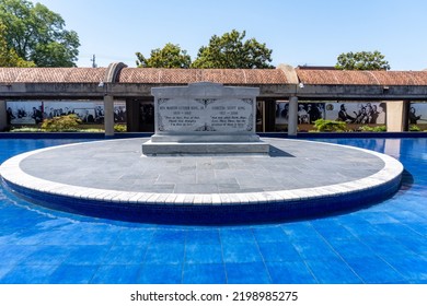 Atlanta, Georgia -2022: Martin Luther King Jr. National Historical Park. The Reflecting Pool Surrounds Tombs Of Coretta Scott King And Dr. Martin Luther King Jr. 